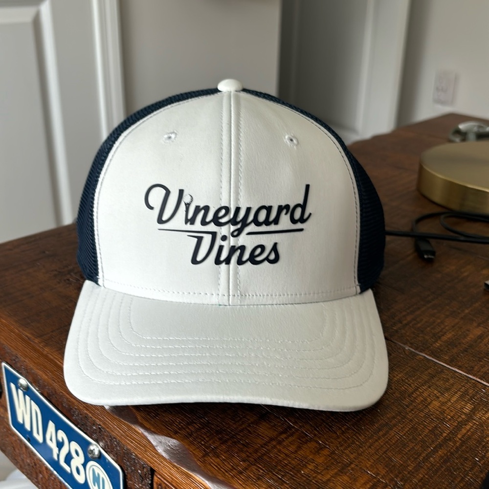 NWT Vineyard Vines Raised Logo Trucker Hat